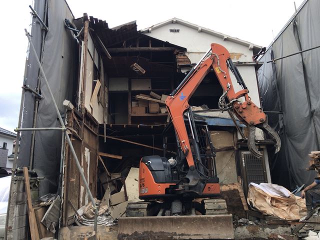 東京都葛飾区四つ木の木造2階建て家屋解体工事中の様子です。